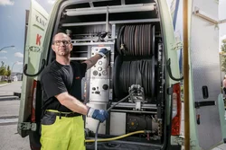 Saugbaggerarbeiten in Düsseldorf auf enger Baustelle